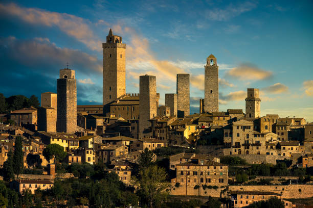 la città medievale di san gimignano domina lo skyline e il paesaggio. toscana - san gimignano immagine foto e immagini stock