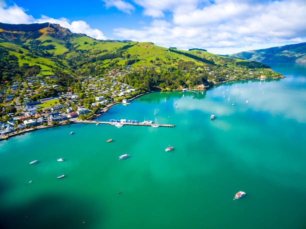 아카로 아 항공 보기 - akaroa banks peninsula bay sea 뉴스 사진 이미지