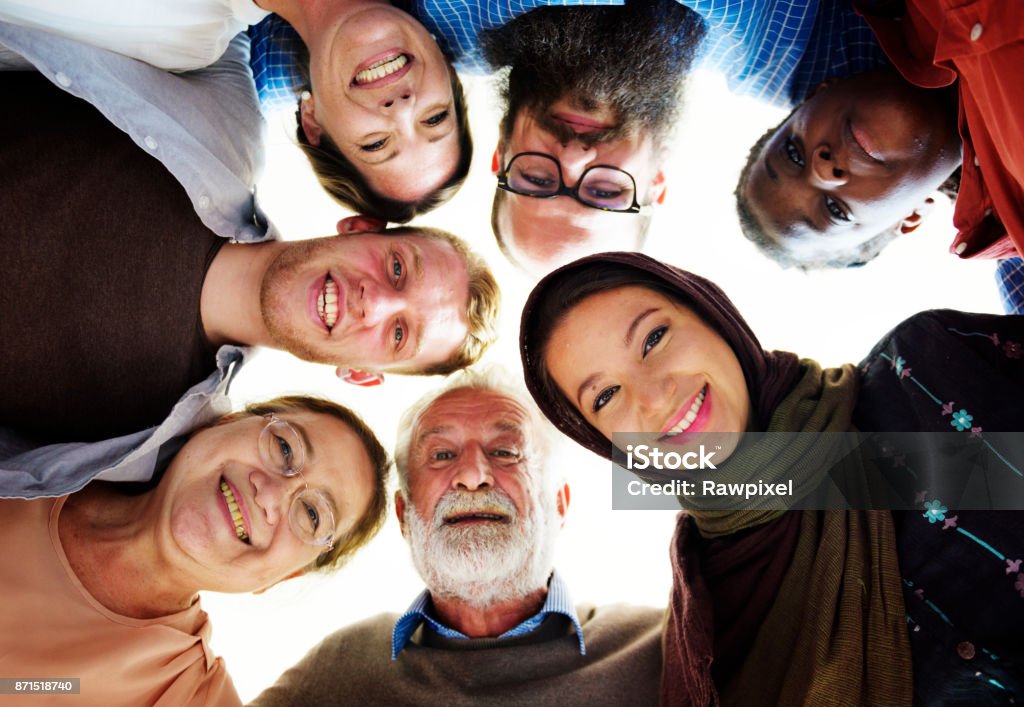 Personas de diferentes edades y nacionalidades que se divierten juntos - Foto de stock de Grupo multiétnico libre de derechos