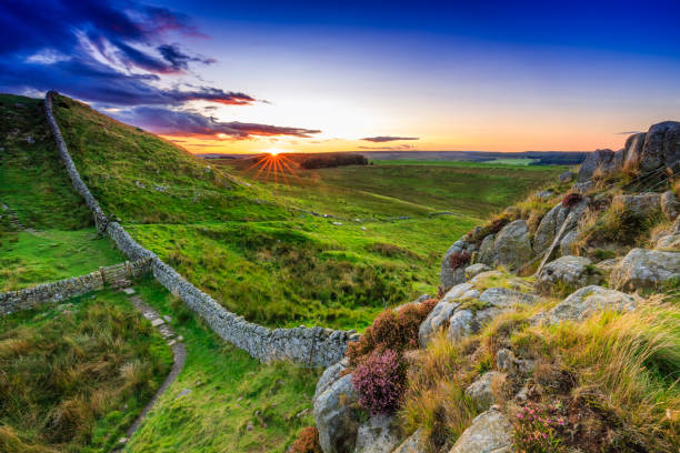 tramonto al vallo di adriano - northumberland england foto e immagini stock