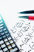 taschenrechner-und-stifte-auf-komplexe-mathematische-gleichung.jpg?b=1&s=170x170&k=20&c=2uN5qmt8Wa3bunTdEyMc4KtJXhChexSvYmve6lZ1XVA=