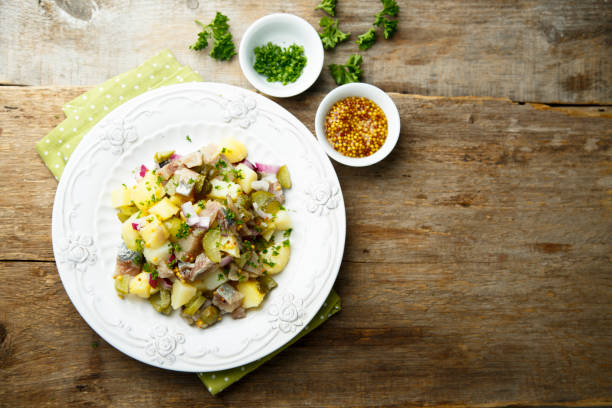 ニシンとジャガイモのサラダ - young potatoes ストックフォトと画像