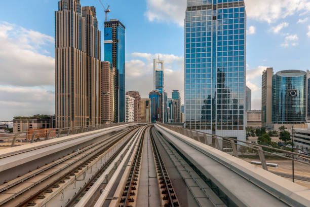 dubai stadt, blick von fahrerlosen u-bahn am stadtbild von dubai downtown und sheikh zayed road, vereinigte arabische emirate - united arab emirates train dubai light rail stock-fotos und bilder