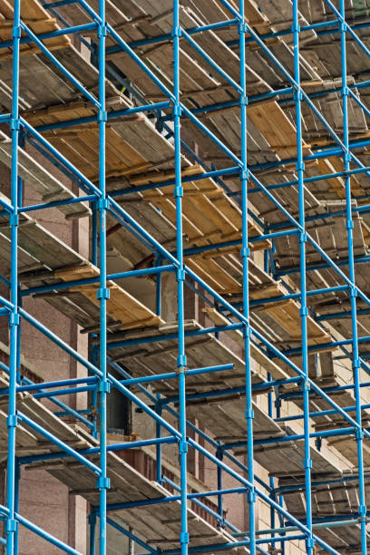 échafaudage - restoring scaffolding built structure home improvement photos et images de collection