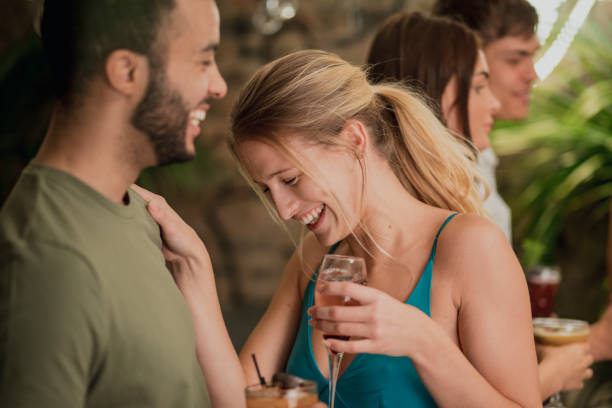 njuta av drinkar i en bar - speed dating bildbanksfoton och bilder