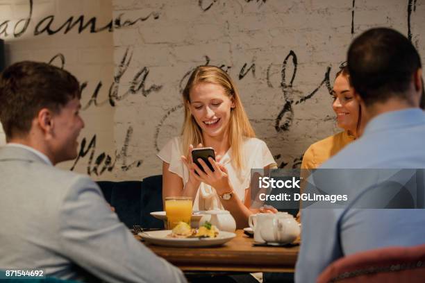 Photo libre de droit de À Laide De Smartphone Dans Un Restaurant banque d'images et plus d'images libres de droit de Restaurant - Restaurant, Amitié, Téléphone mobile