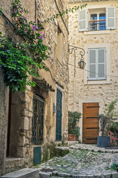 istock Courtyard in the old French town 871549706