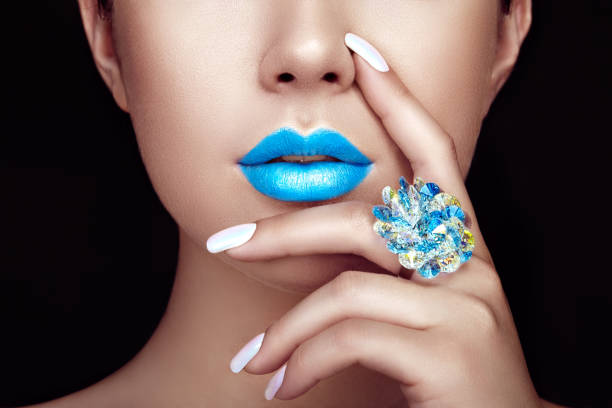schönheit mädchen gesicht nahaufnahme mit blauen lippen - cosmetics nail polish beauty spa lipstick stock-fotos und bilder