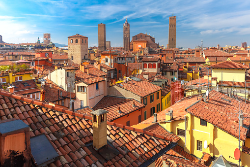 Vista aérea de las torres y tejados en Bolonia, Italia photo