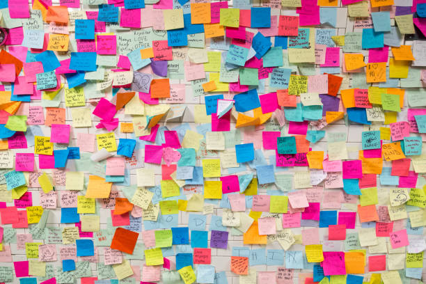 note adesive post-it nella stazione della metropolitana di new york - sticky note foto e immagini stock