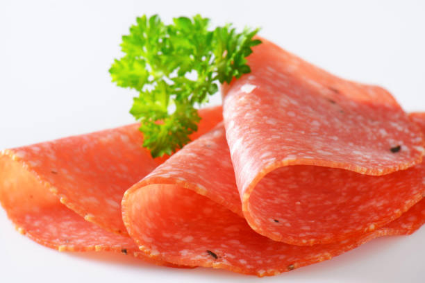 tranches de salami - cold cuts thin portion salami photos et images de collection