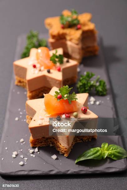 Photo libre de droit de Toast De Noël Au Foie Gras banque d'images et plus d'images libres de droit de Foie gras - Foie gras, Noël, Canapé-traiteur