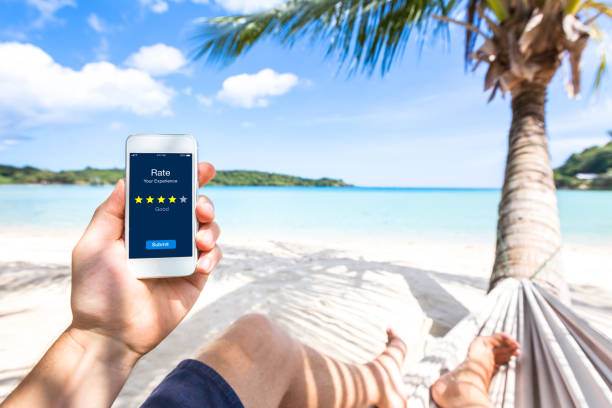 istock Customer review on smartphone screen, rate experience, feedback, stars, beach 871605992