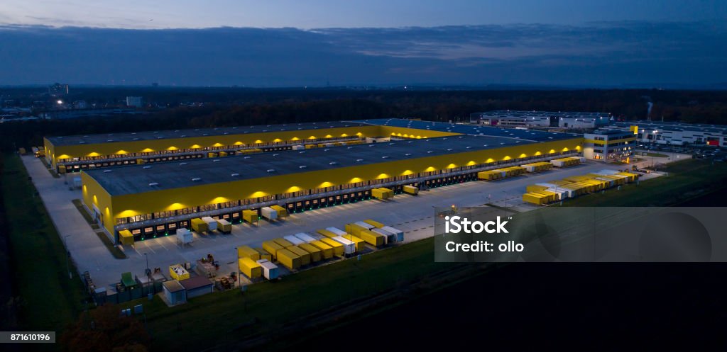 Großen Distributionszentrum, LKW und Anhänger - Lizenzfrei Lagerhalle Stock-Foto