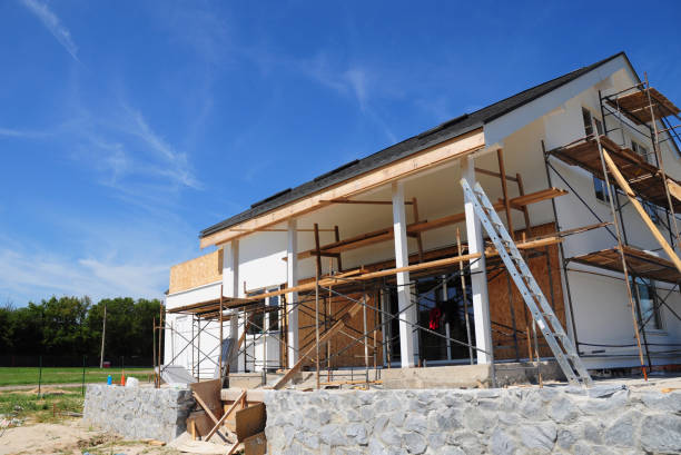 rénover et réparer le mur de façade de maison d’habitation avec isolation en laine minérale, plâtrage, mur de peinture en plein air. - home remodeling photos et images de collection