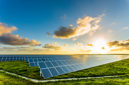 Paneles solares al amanecer con cielo nublado en Normandía, Francia. Energía solar, tecnología de producción de energía eléctrica moderna, concepto de energía renovable. Producción de electricidad ecológica photo