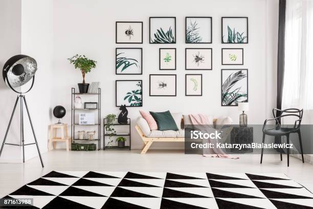 Wohnzimmer Mit Metallstuhl Stockfoto und mehr Bilder von Wohnzimmer - Wohnzimmer, Hausdekor, Modern