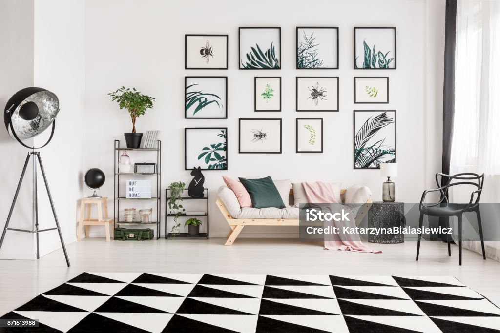 Sala de estar com uma cadeira de metal - Foto de stock de Sala de estar royalty-free