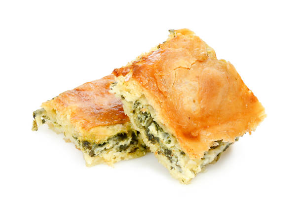 шпинатный пирог - pie spinach spanakopita filo pastry стоковые фото и изобра�жения