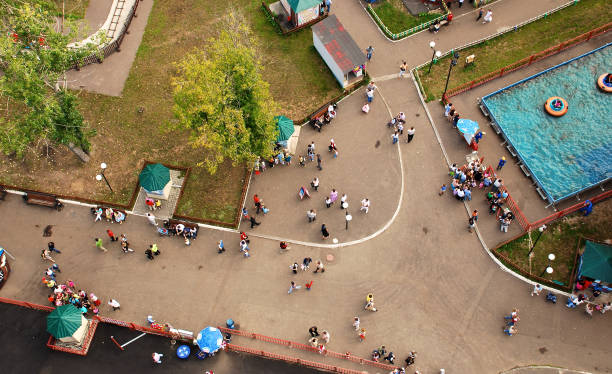 都会の群衆の上から - 歩行者専用地域 ストックフォトと画像