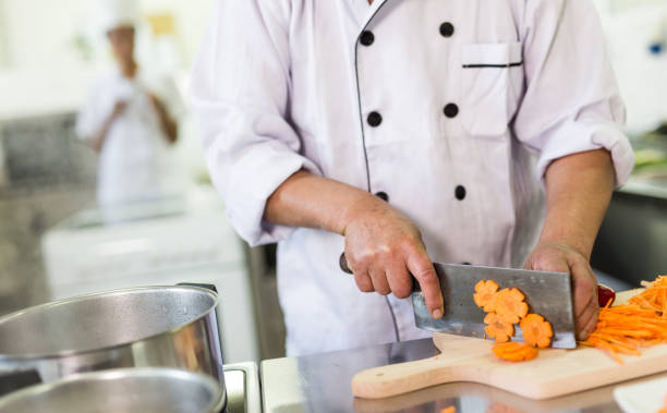 chef prepara comida asiática na cozinha do restaurante - hotel commercial kitchen organic salad - fotografias e filmes do acervo