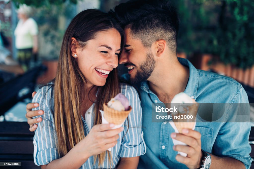 Feliz pareja tener fecha y comer helado - Foto de stock de Parejas libre de derechos