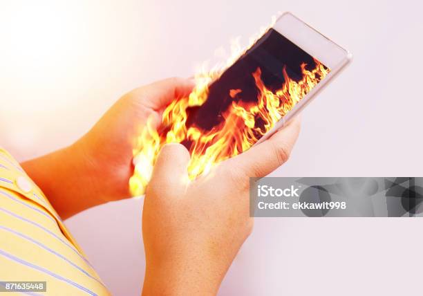 Api Tangan Memegang Api Smartphone Foto Stok - Unduh Gambar Sekarang - Panas - suhu, Telepon, Ponsel cerdas