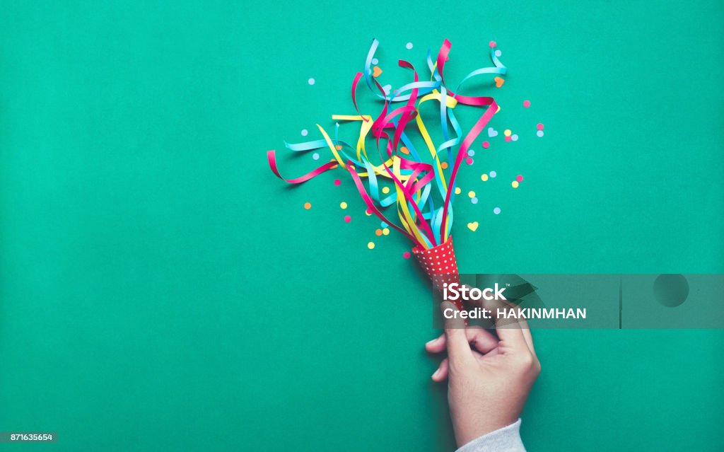 Célébration, groupe concepts.hand holding coloré confetti, serpentins. - Photo de Confetti libre de droits