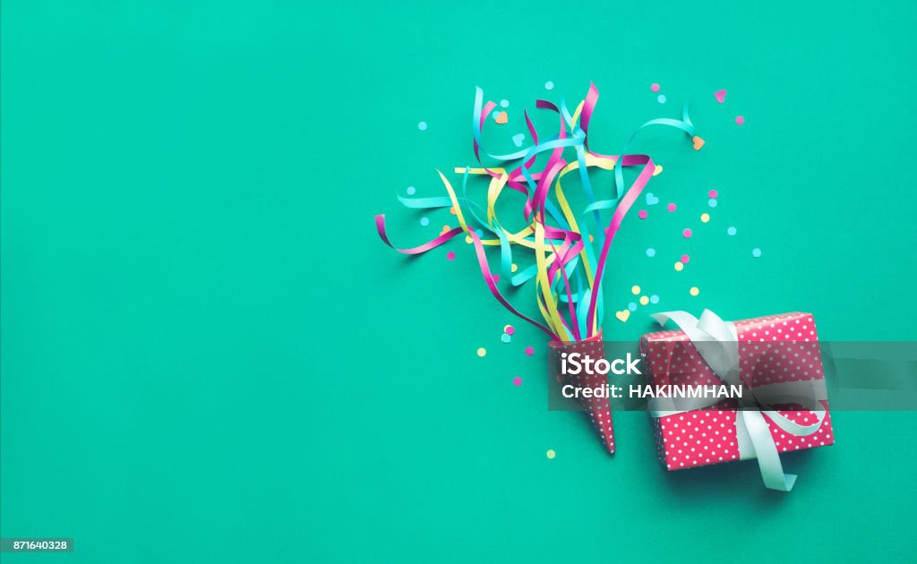 Coriandoli colorati, streamer e confezione regalo di colore verde - Foto stock royalty-free di Compleanno