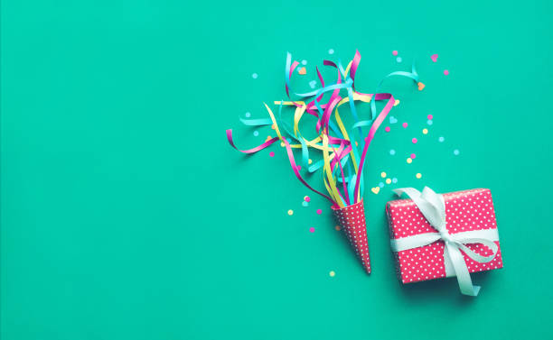 녹색 색상에 화려한 색종이, 깃발 및 선물 상자 - streamer ribbon party celebration 뉴스 사진 이미지