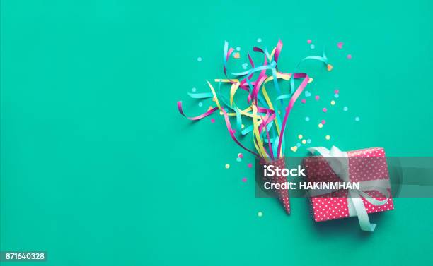 Foto de Caixa Colorida De Confetes Serpentinas E Presente Na Cor Verde e mais fotos de stock de Aniversário