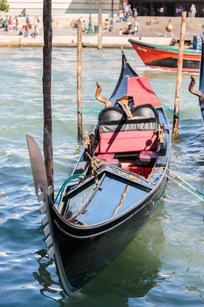гондола на каналах венеции - gondola venice italy canal sailor стоковые фото и изображения