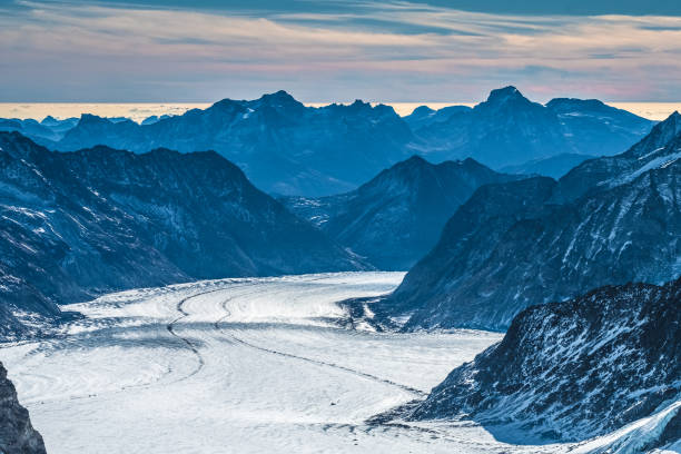 paysages spectaculaires de neige et la glace de glacier de l’aletsch au pied du sommet de la jungfraujoch, canton de berne, suisse - crevasse glacier snow european alps photos et images de collection