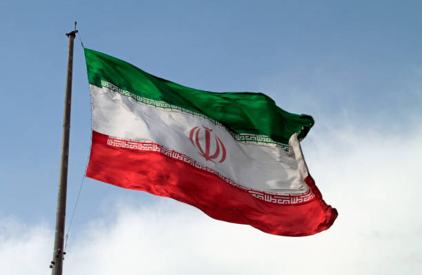 гигантский иранский флаг на ветру - iran стоковые фото и изображения
