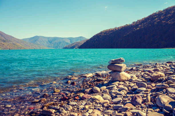 lago de montaña. otoño panorámica del embalse de zhinvali en país de georgia, europa - valley georgia river mountain fotografías e imágenes de stock