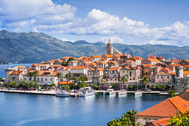 ville de korcula, croatie - local landmark old town skyline cathedral photos et images de collection