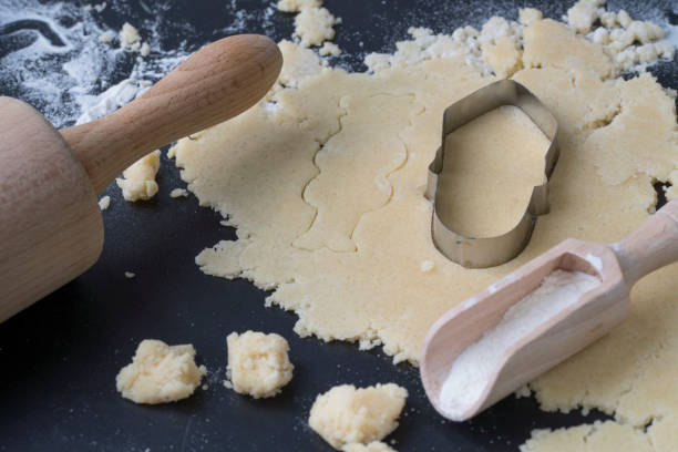 gros plan, préparez des biscuits pour événement néerlandais sinterklaas, moule métallique, formes, rouleau à pâtisserie sur la table de cuisine noir - black piet photos et images de collection