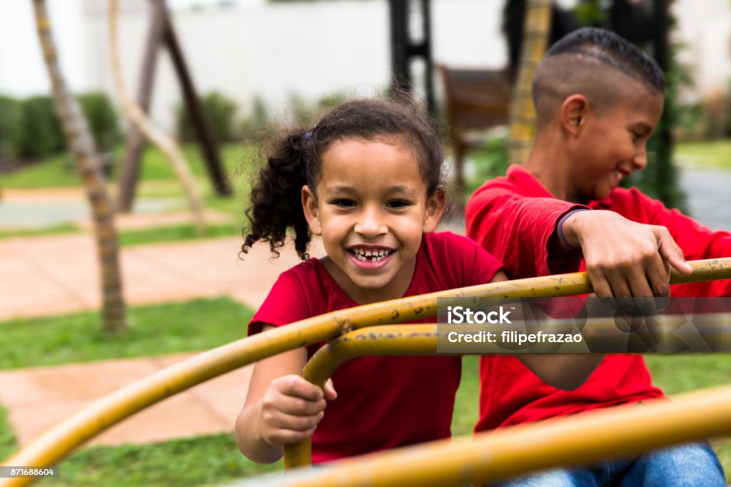 Hermanos jugando en la glorieta - Foto de stock de Niño libre de derechos