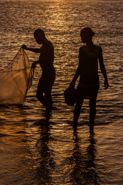 coppia di pescatori - turkish culture turkey fishing boat fishing foto e immagini stock