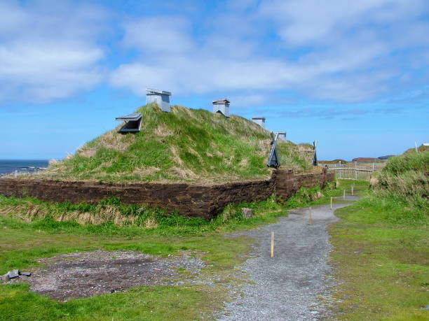 newfoundland, ca:  l'anse aux meadows on june 24, 2011. re-creation of a viking timber-and-sod-longhouse.  l'anse aux meadows is the first and only known site established by vikings in north america. - l unesco imagens e fotografias de stock