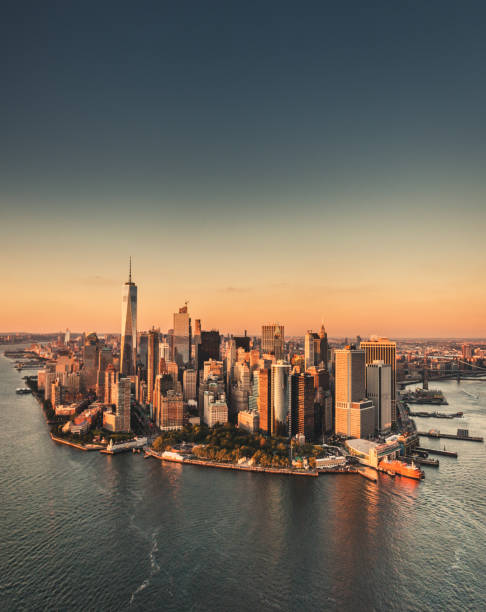 manhattan insel luftbild - lower manhattan skyline new york city city stock-fotos und bilder