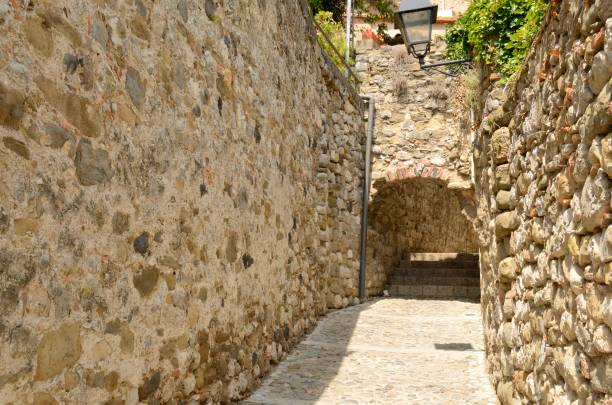 istock Stone arcade in cobblestone alley 871723936