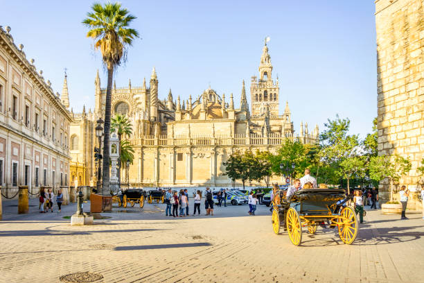 cathédrale de sainte marie de la voir avec les touristes, séville, espagne - seville sevilla house spain photos et images de collection