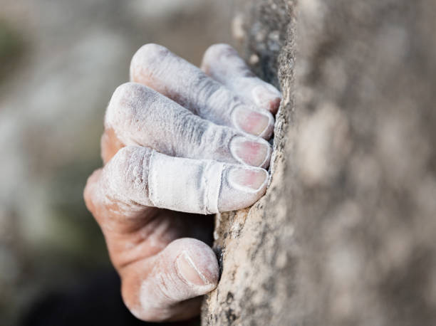 rocher escalade main avec craie - climbing mountain climbing rock climbing women photos et images de collection