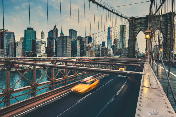 ニューヨークのブルックリン橋 - タクシー 写真 ストックフォトと画像