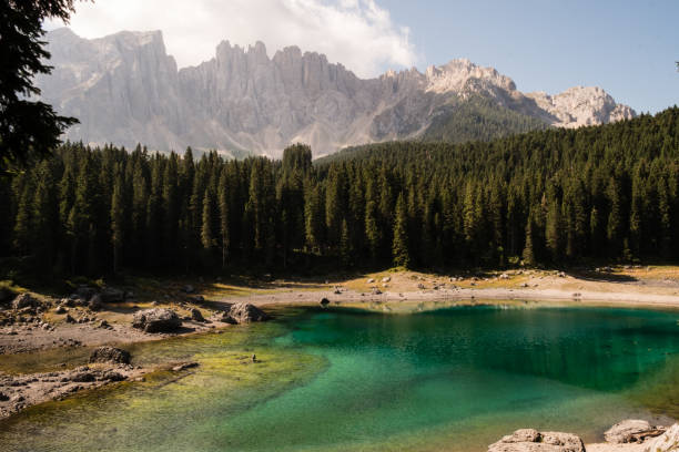 vue de lago di carezza avec gamme de latemar dans le backgroung - latemar mountain range photos et images de collection
