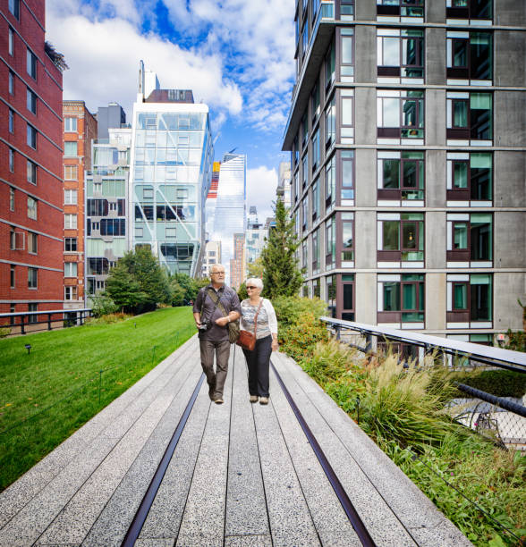 senior paar genießt der high line parks in new york city - high line park stock-fotos und bilder