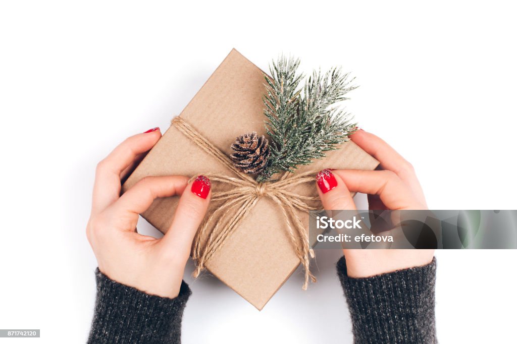 Mains de la femme, Noël d’emballage boîte-cadeau - Photo de Ongle libre de droits