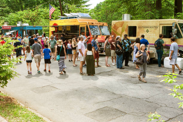 les gens faire la queue aux camions de nourriture pendant le festival d’atlanta - people eating walking fun photos et images de collection