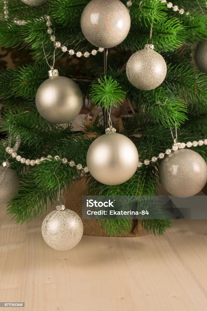 Foto de Luz De Fundo Lindo Ano Novo Parte Da Árvore De Natal Decorada Com  Bolas De Prata E Pérolas Brancas Cartão De Saudação Festiva Com Lugar Para  Texto e mais fotos
